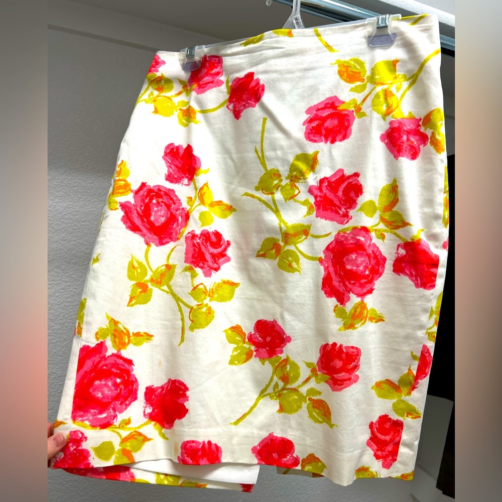 Ann Taylor like new beautiful floral skirt. Pet and smoke free house.  Dry clean